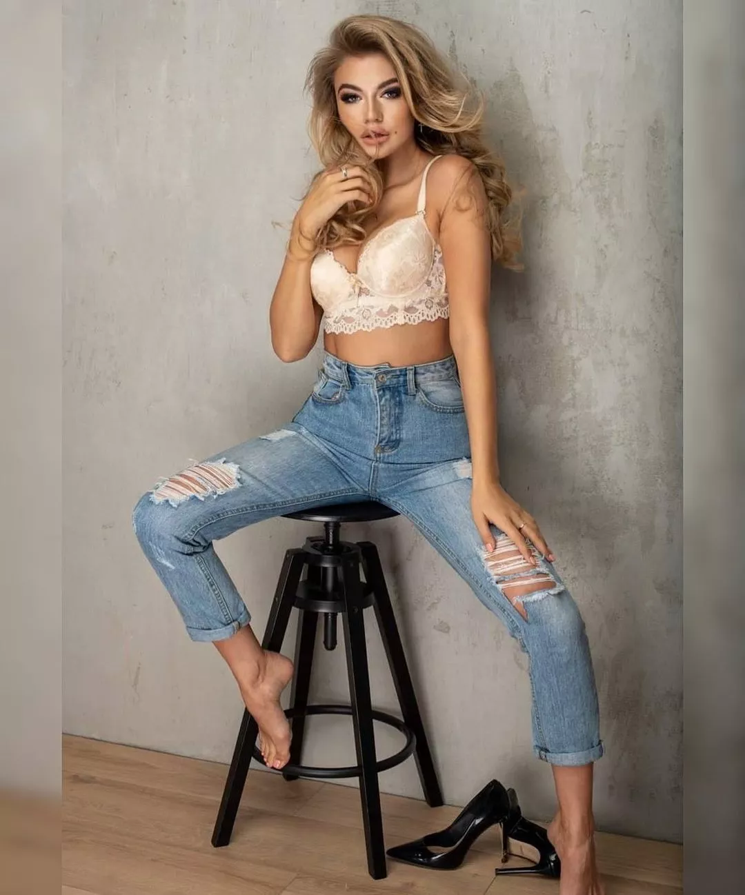 Najgorętsza gwiazda z branży disco polo w samej bieliźnie. Kusi zalotnym uśmiechem! 
